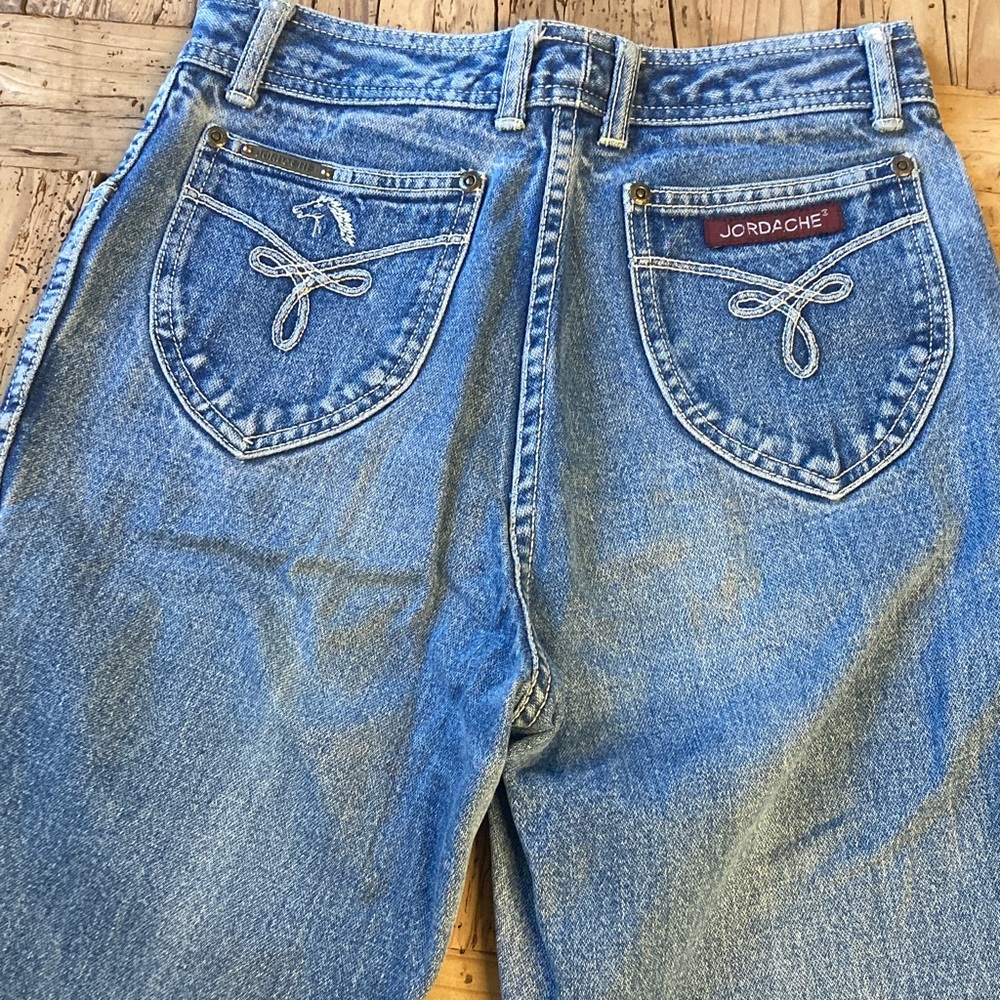 Vintage denim Jordache pocket horse detail straight leg. 27”